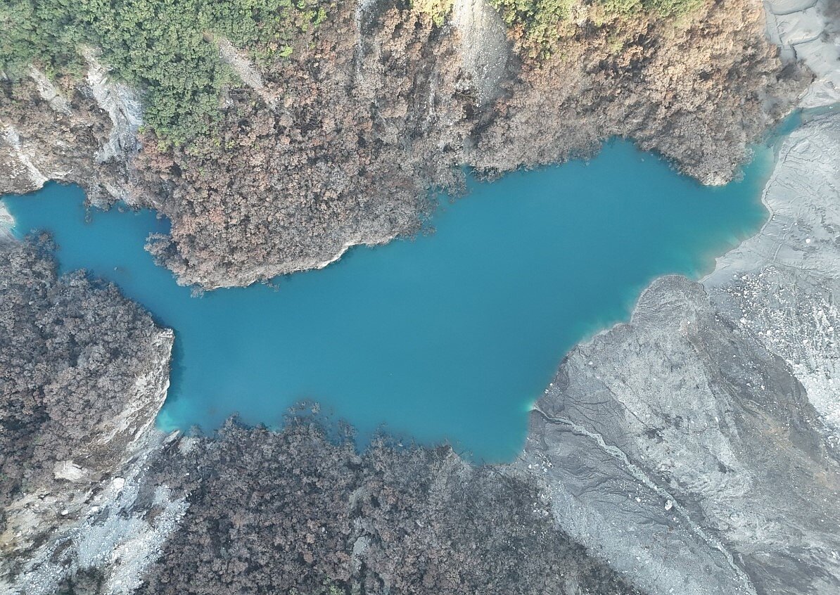 鳳凰颱風將北轉接近台灣,林業及自然保育署花蓮分署針對馬太鞍溪堰塞湖發布紅色警戒,其中因光復鄉多達1420人要撤離到各學校避難,花蓮縣政府稍早緊急宣布光復鄉今天停止上班、停止上課。圖/林保署花蓮分署提供