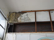 水源國小教室龜裂漏水　許明財現勘指示協助