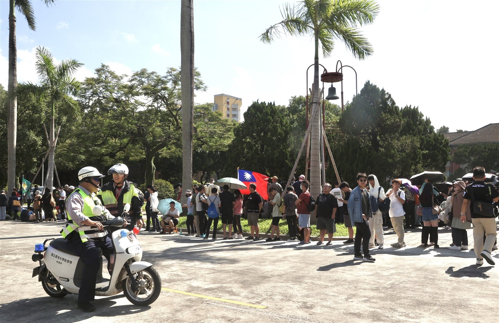 一名自稱台大大氣系學生的網友,揚言預言颱風假失準發雞排,昨天中午在台大傅鐘下聚集人潮,最早排隊民眾清晨6點多就抵達,現場超過五百名學生及民眾。但時至中午12時,該位自稱台大大氣系學生的網友未現身。聯合報系資料照片