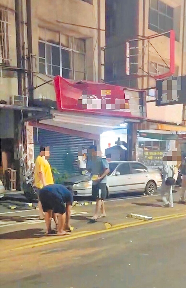 高雄市鳳山區某廟宇8日舉辦遶境,行經前鎮區瑞北路時卻在路上施放大量煙火、鞭炮,現場七彩濃煙直竄天際、噪音不斷,居民困擾通報警方。圖/讀者提供