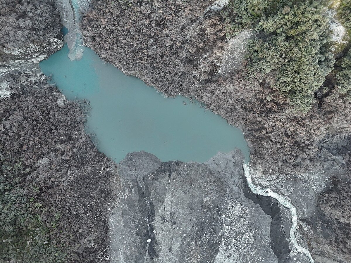 林業及自然保育署空拍,花蓮馬太鞍溪堰塞湖蓄水量約33立方公尺,13日成形的堰塞湖3有15萬立方公尺,皆穩定溢流。圖/林保署花蓮分署提供