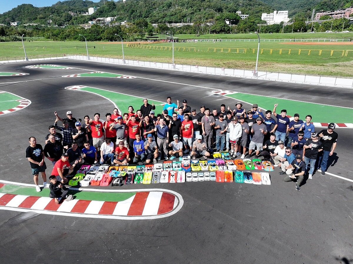 遙控賽車場引進新式賽道設計，分為初級與進階兩區，並採用橡膠分隔條可彈性調整路線，完工前多次邀請車友參與討論。圖／新北市高灘處提供
