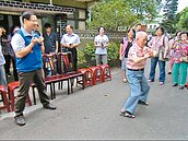 打拳拉二胡　百歲翁長壽不老