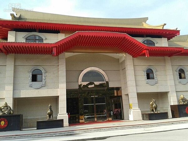 1「桃園威天宮」正殿紅黃外牆醒目。
