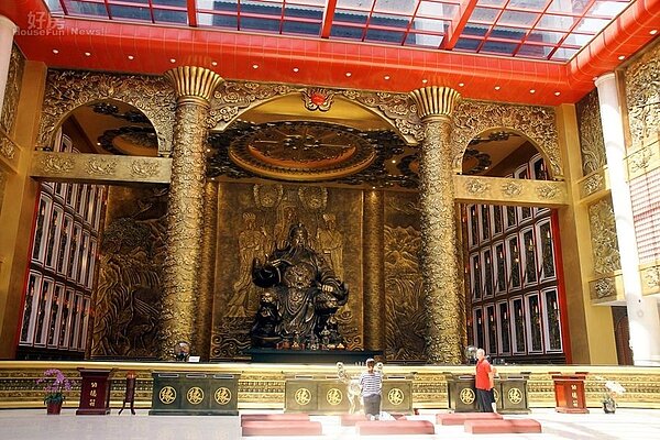 2「桃園威天宮」主祀關聖帝君為全台室內最大。