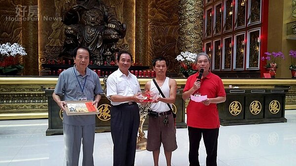 4李鵬(左一)是知名電視製作人,一手催生「桃園威天宮」。