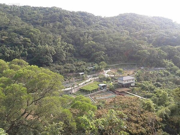 5正殿前群山環繞,是風水極佳的寶地。