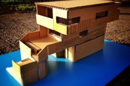 用厚紙板做的立體房屋，就是未來家的藍圖。