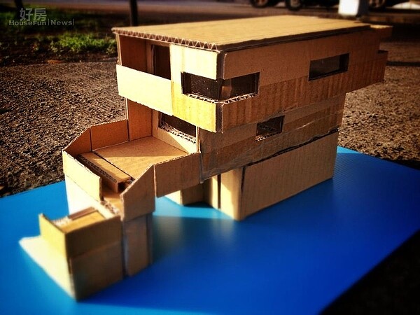 用厚紙板做的立體房屋,就是未來家的藍圖。