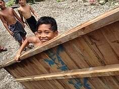 蓋房子從找模板開始，就是一道道難題。