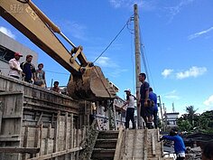 全員出動開始灌漿。