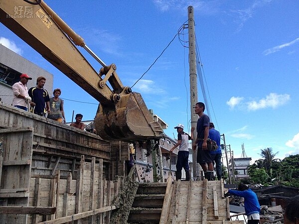 7.全員出動開始灌漿。