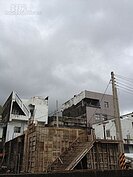 房屋逐漸有了雛形。
