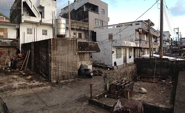 2.吃過一次悶虧,終於找到適合蓋房子的地點。(左邊有水塔那間是原始風貌)