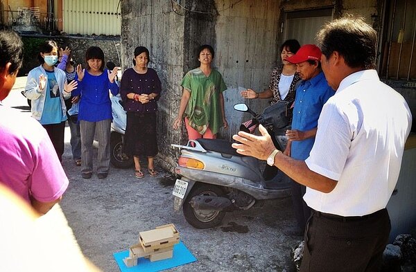 3.為求一切順利,教會教友為顏子矞的房子祝福禱告。