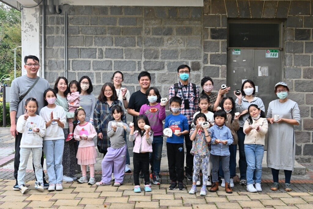 陳宣誠(圖中黑色衣著者)帶著小朋友,以石膏為材料,製作植物生長的容器。圖/家的形狀臉書