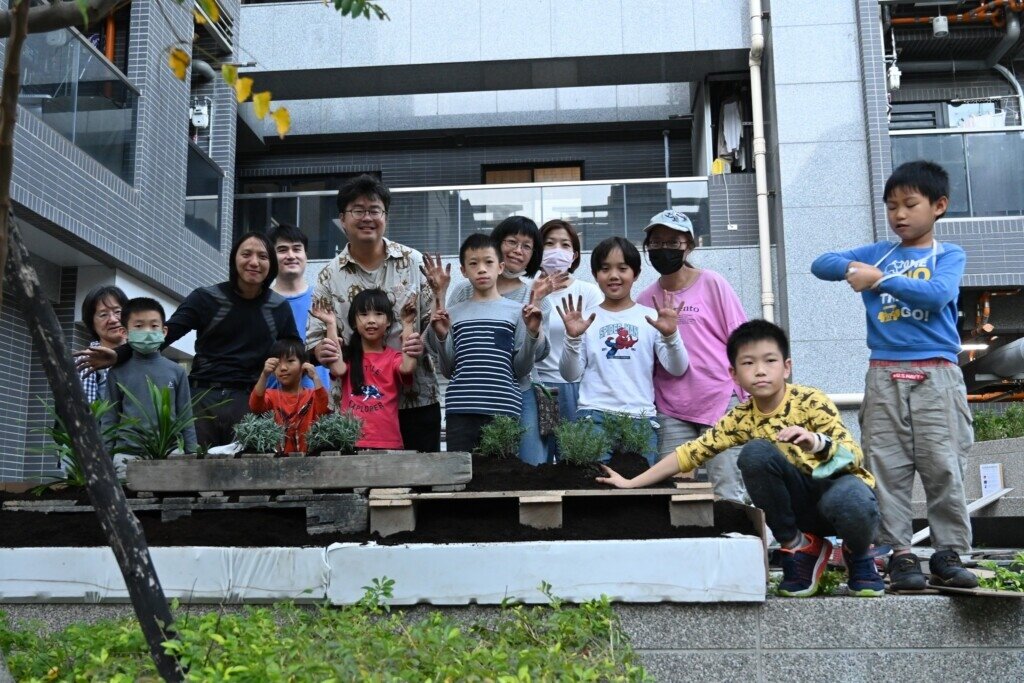 透過工作坊活動,教導居民如何將舊家生活習慣,例如種植植栽,導入都更後的新空間。圖/家的形狀臉書