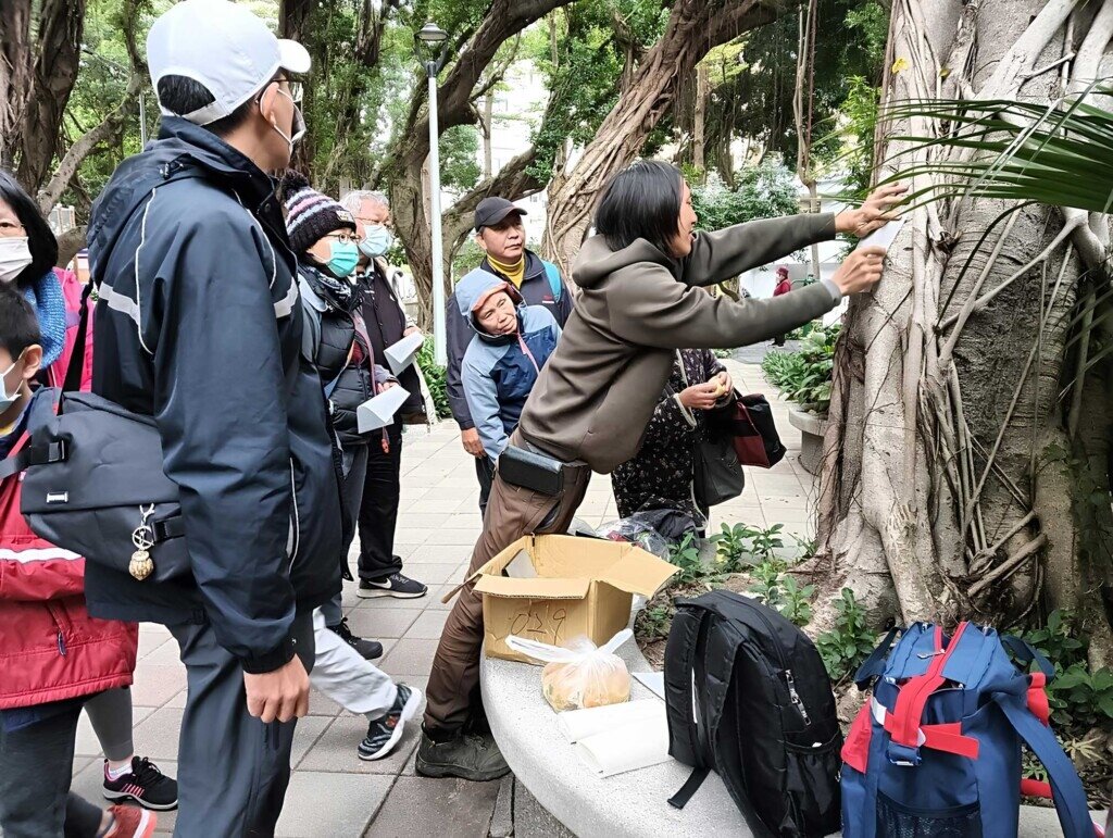 植物生態學家林暐翔,帶領大家利用樹皮的拓印,了解樹的健康狀況。圖/家的形狀臉書