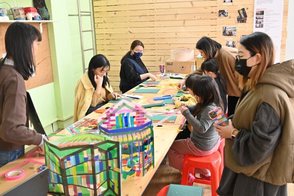 透過藝術家的帶領,讓小朋友將想像中「家的形狀」呈現出來。圖/家的形狀臉書