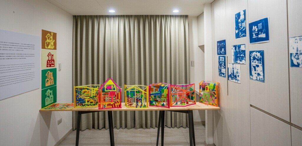 小朋友「家的形狀」作品於成果展發表畫面。圖/陳宣誠