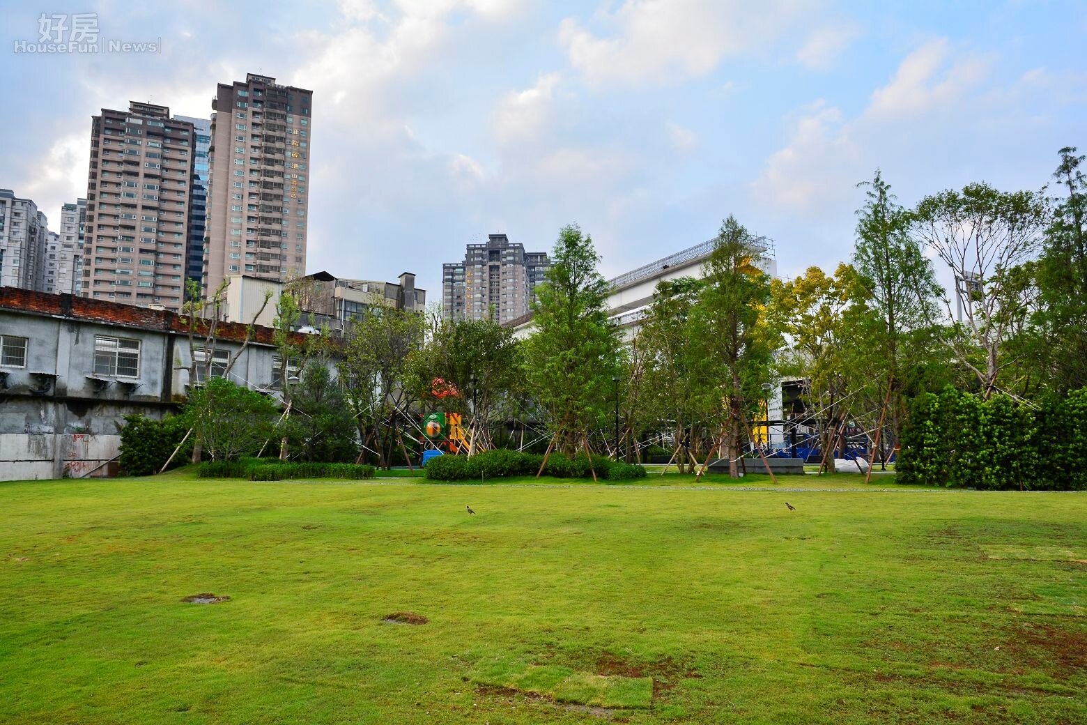 新北市中和工業區員山路與中正路交叉段新建五百坪公園,前方綠地為財政部所屬用地,目前僅為暫時綠地,非公園區塊。(好房網News記者 陳韋帆/攝影)