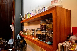 簡易的木櫃架設，用來放置咖啡豆、器皿，美觀又簡便。