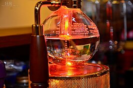 因店內不可使用明火，所以僅能使用此種加熱器，紅色的光芒透露著詭異有趣的神秘感。