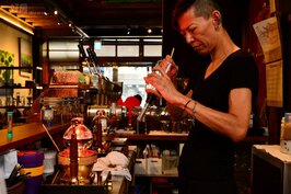 進駐的烘培者咖啡，店長林皓明是過去名節目"強棒出擊"的製作人；外表嚴肅但態度卻十分友善，因此建立了許多熟客。