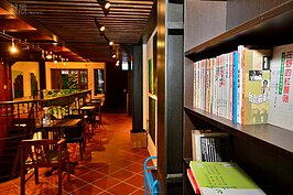 架上滿滿的書輯也是免費供人參閱，即便平時在陽剛的人也在此空間文青了起來。