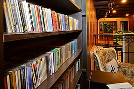 架上擺滿的CD是供人免費試聽的老音樂，滿滿的CD擺滿櫃子，還沒聽到音樂，人就已經陶醉了一半。