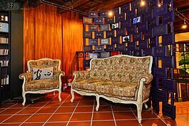 在老唱片機旁的座椅也經過特別挑選，十分有過去大稻埕的味道，加上特殊的屏風；不僅是供聽音樂的客人所設計，不少拍攝婚紗的新人們也會挑選此地做為場景。