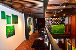 二樓長廊也設有咖啡座，可享受不同的空間藝術感，欣賞不同角度的保安捌肆。