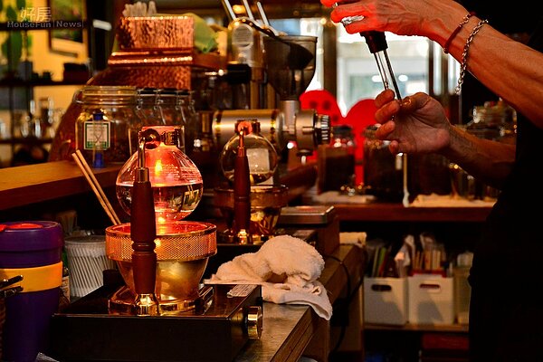 俐落的動作如同是在表演一般，林皓明烹煮咖啡的手法十分吸睛。（好房網News記者 陳韋帆／攝影）