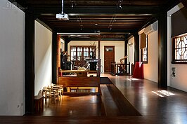 三樓的空間是屬於展演空間，中空下凹的區域可做為演講區或舞台區，特殊的文藝空間感讓許多藝術家都在此分享藝術經驗。