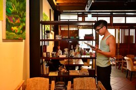 由於空間設置寬敞，客人時常任意漫步於咖啡廳中，翻翻書櫃上的書或者欣賞牆壁上的畫作。