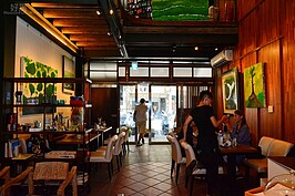 其實這裡不單是只歡迎喝咖啡的客人，也開放一般人進來參觀，所以並無低消之限制。