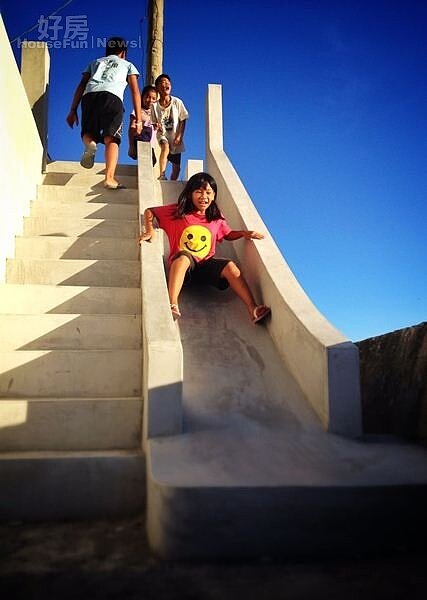 
11.等不及完工，學生已經玩起溜滑梯來。