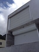 為了對抗海島的強風，窗外加上了鐵捲門。