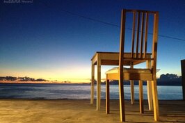 顏子矞觀景臺上擺上桌椅，感受無敵夕陽海景魅力。

