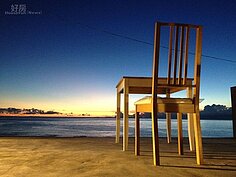 顏子矞觀景臺上擺上桌椅，感受無敵夕陽海景魅力。

