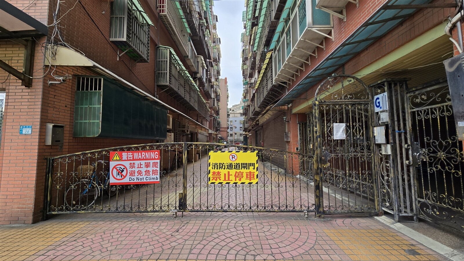 如今的大囍市社區,兩端裝鐵門、設置警衛亭,夜間管制車輛進入停放。記者林昭彰/攝影