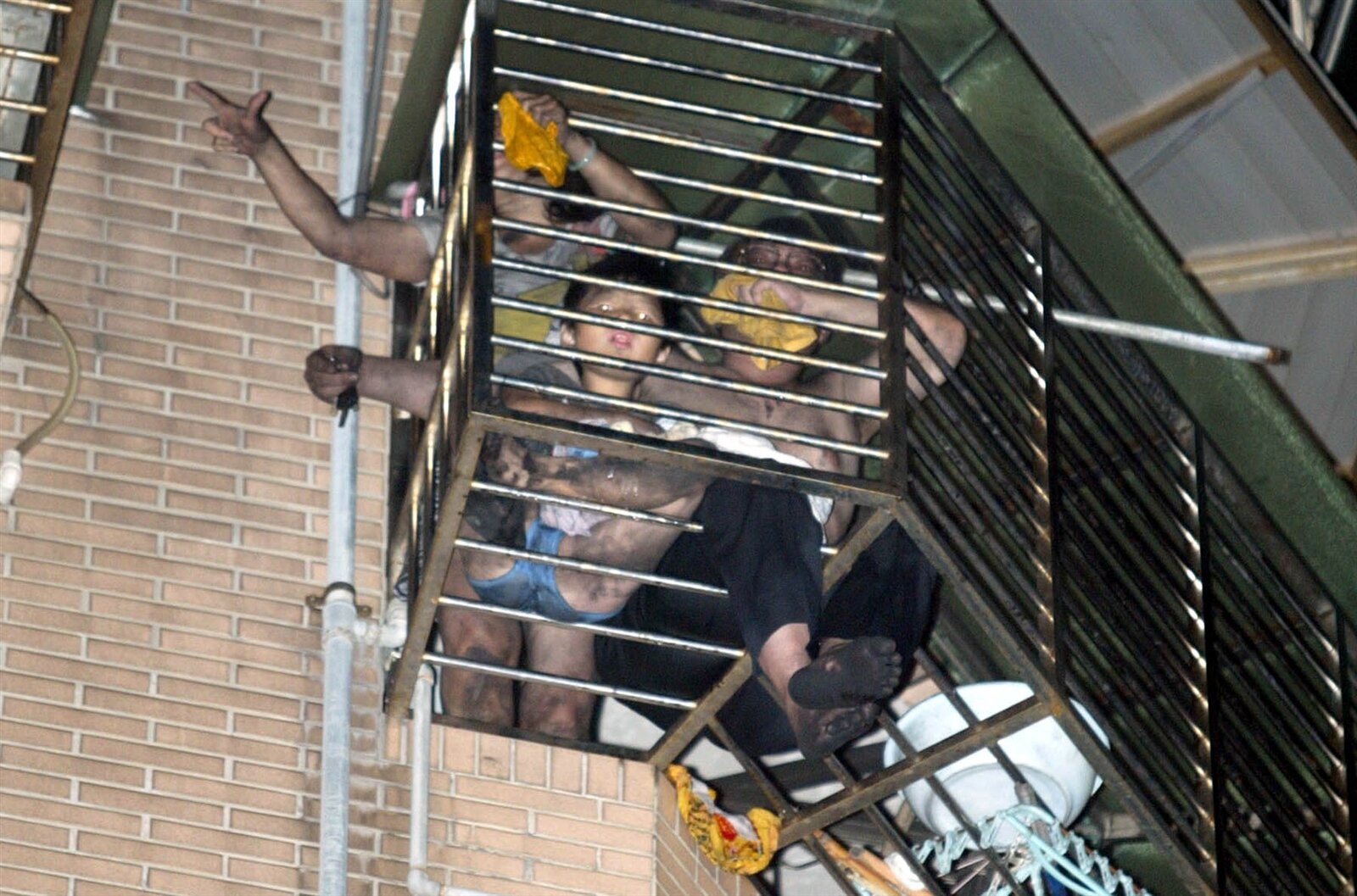 二○○三年台北縣蘆洲市民族路「大囍市」社區凌晨大火,火勢從一樓穿堂竄燒到八樓,許多住戶只能待在陽台等待救援。本報資料照片