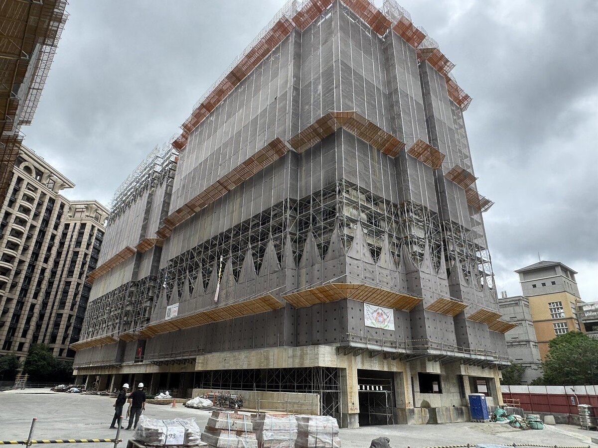 立法院內政委員會昨到新北土城視察「頂福安居」社宅進度。圖／立委吳琪銘辦公室提供