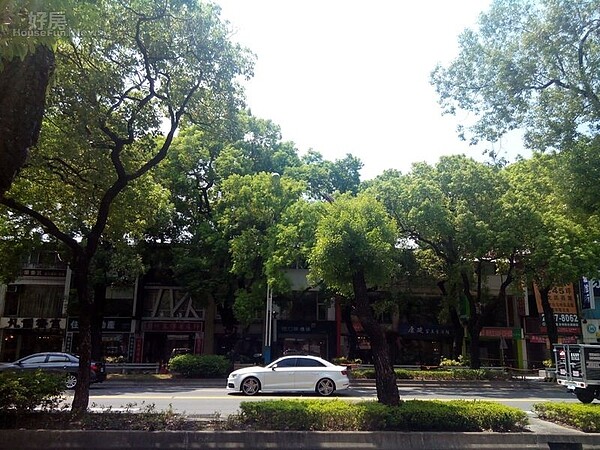 6「永勝大樓」周邊多為三層樓以下的老舊房舍。