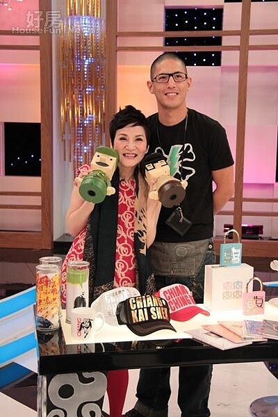 8蔣友柏(左)永遠是媒體焦點,以往曾接受過綜藝大姊大張小燕專訪,暢談創業理想。