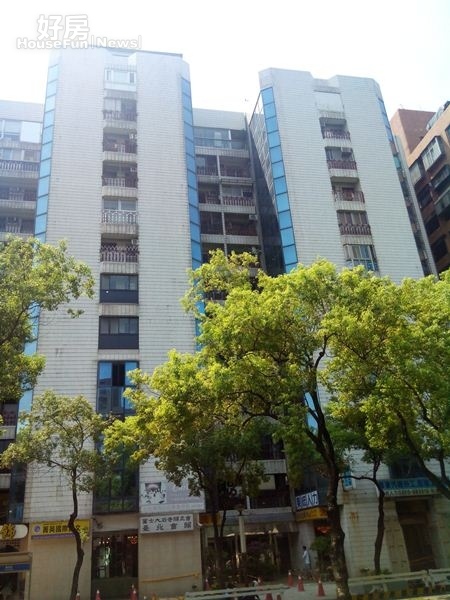1外觀為「藍白」淺色系的「永勝大樓」建於1986年，頂樓兩戶打通為蔣方智怡所有。