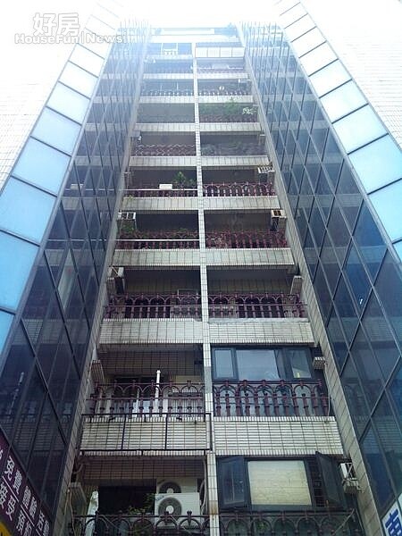 2大樓中央各樓層設有造型欄杆,在當時算是相當時髦的大樓。