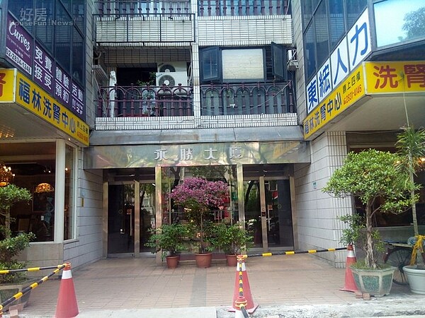 3一樓大廳門口看得出已有多年的歷史,兩側則多為店家。