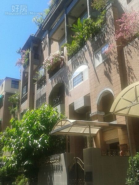 「芝園」古銅色外牆,古色古香,住戶喜歡種植花草,綠意盎然。