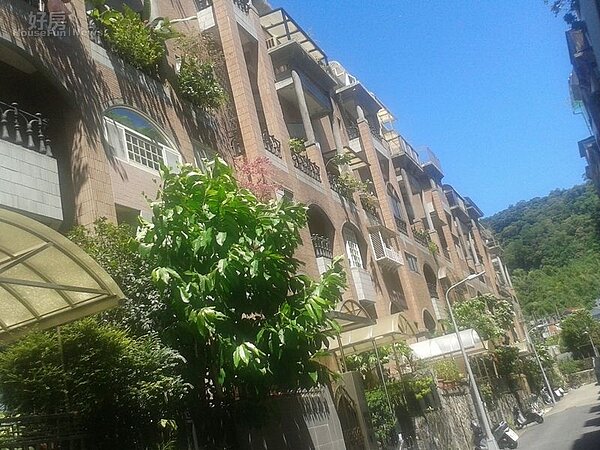 2.此區域為「芝園」三層樓連棟別墅。